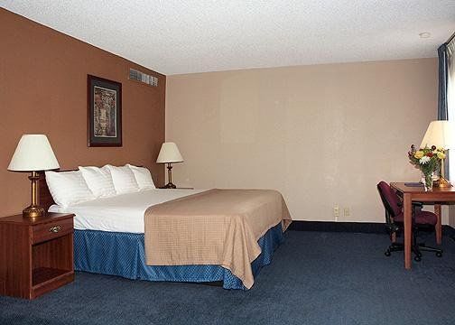 Sunflower Inn & Suites - Garden City Room photo